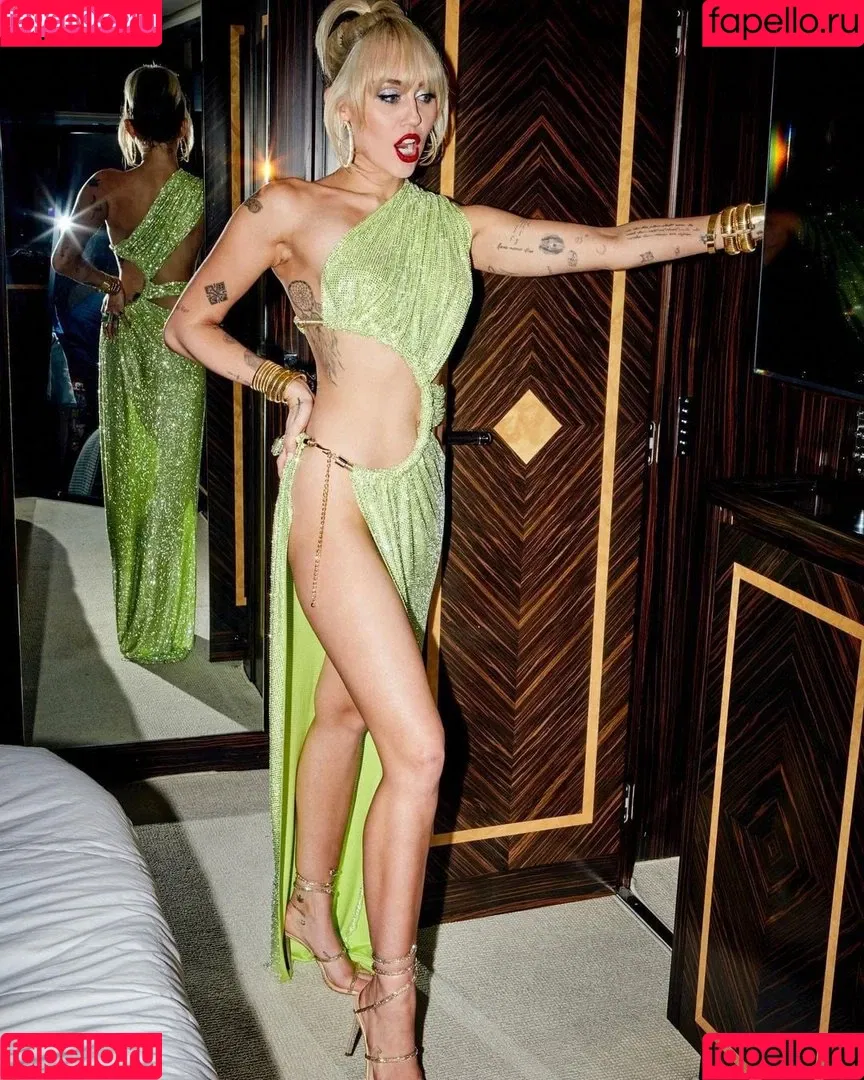 Miley Cyrus / MileyCyrus Onlyfans Photo Gallery 