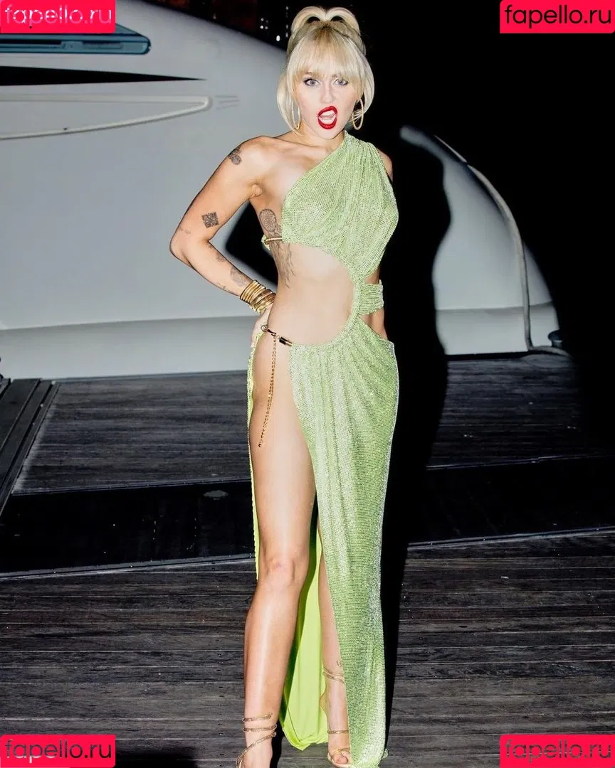 Miley Cyrus / MileyCyrus Onlyfans Photo Gallery 