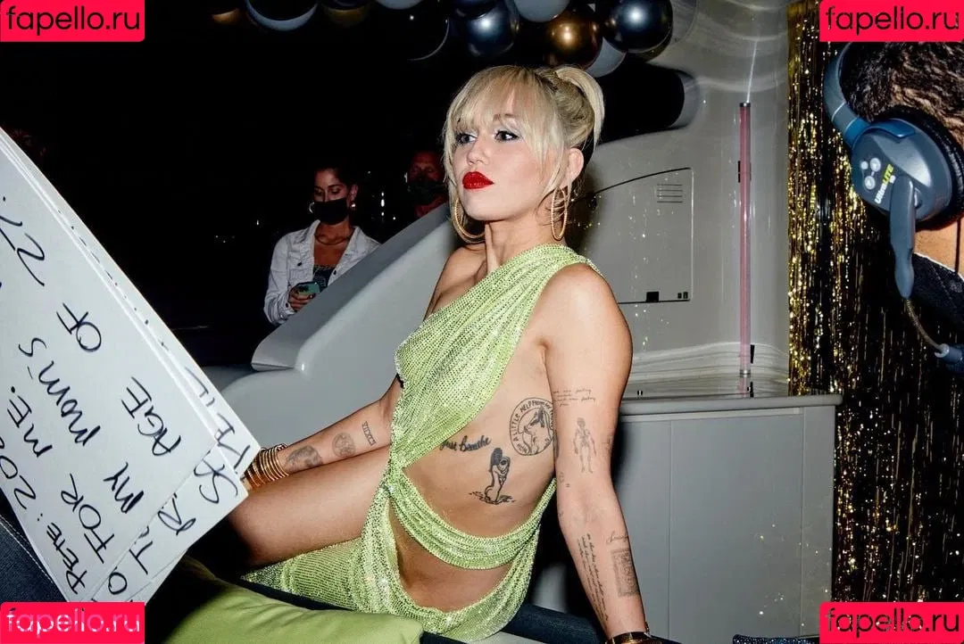 Miley Cyrus / MileyCyrus Onlyfans Photo Gallery 