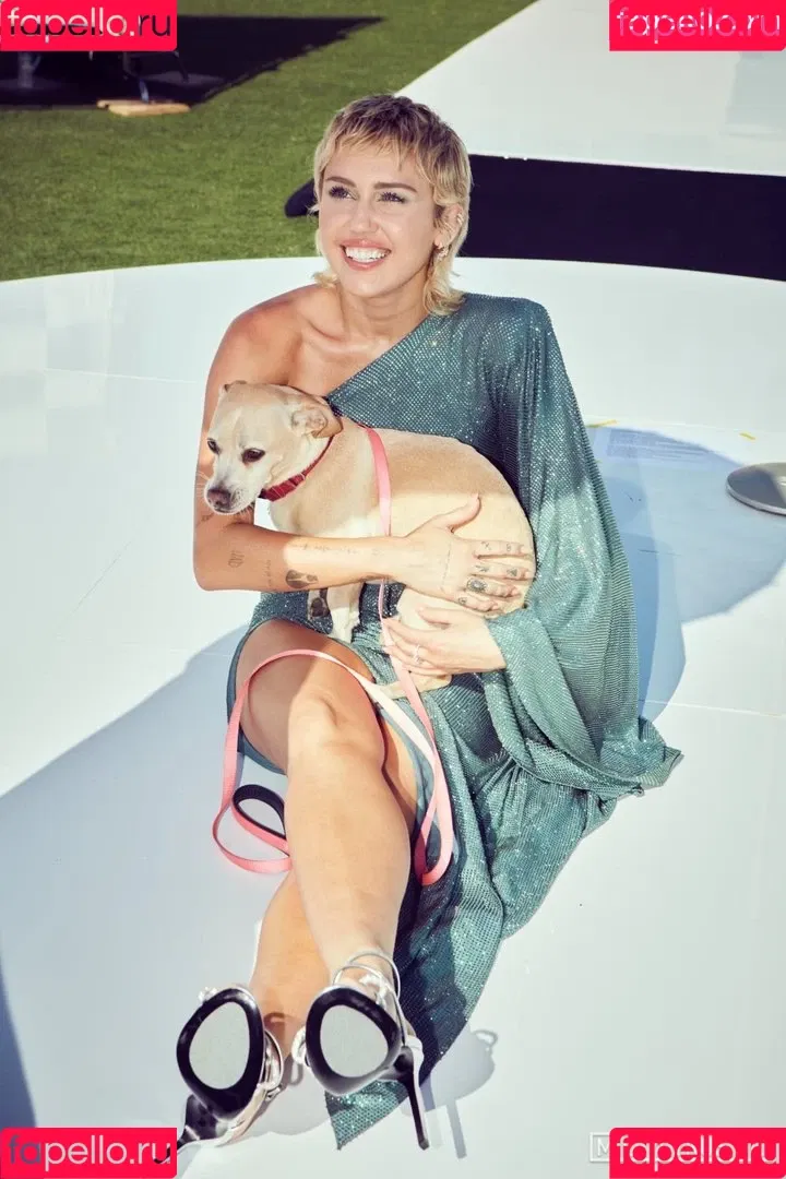 Miley Cyrus / MileyCyrus Onlyfans Photo Gallery 