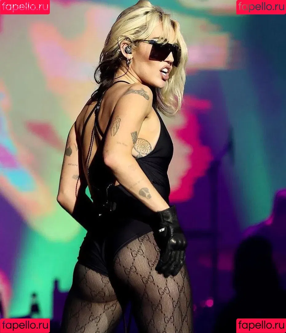 Miley Cyrus / MileyCyrus Onlyfans Photo Gallery 