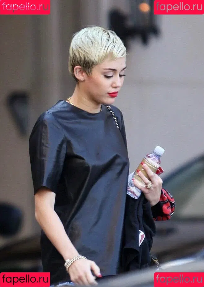 Miley Cyrus / MileyCyrus Onlyfans Photo Gallery 
