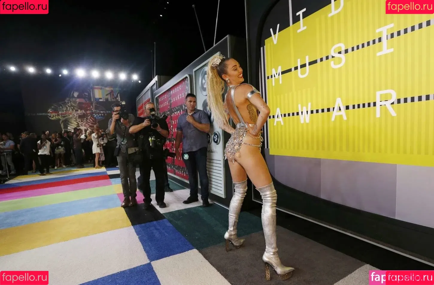 Miley Cyrus / MileyCyrus Onlyfans Photo Gallery 