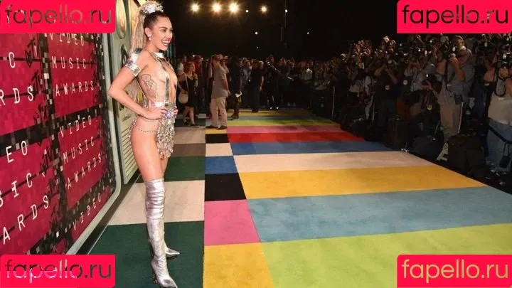 Miley Cyrus / MileyCyrus Onlyfans Photo Gallery 