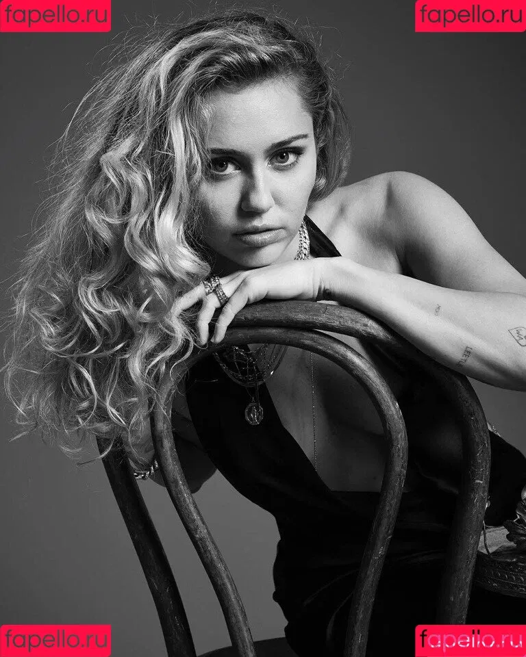 Miley Cyrus / MileyCyrus Onlyfans Photo Gallery 