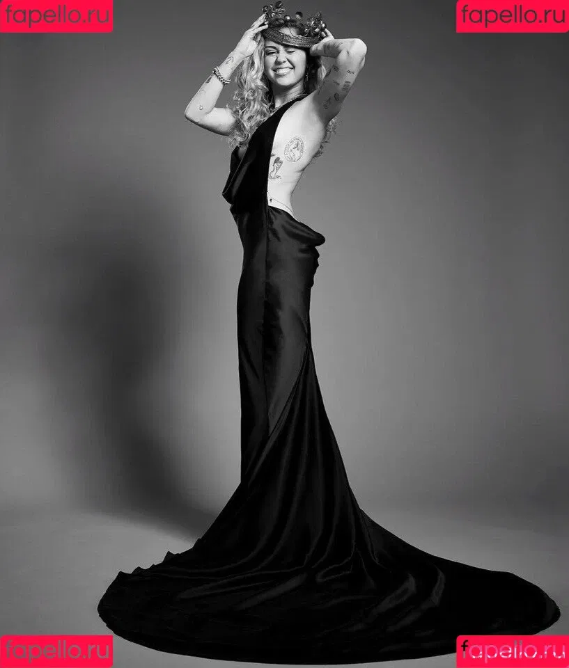 Miley Cyrus / MileyCyrus Onlyfans Photo Gallery 