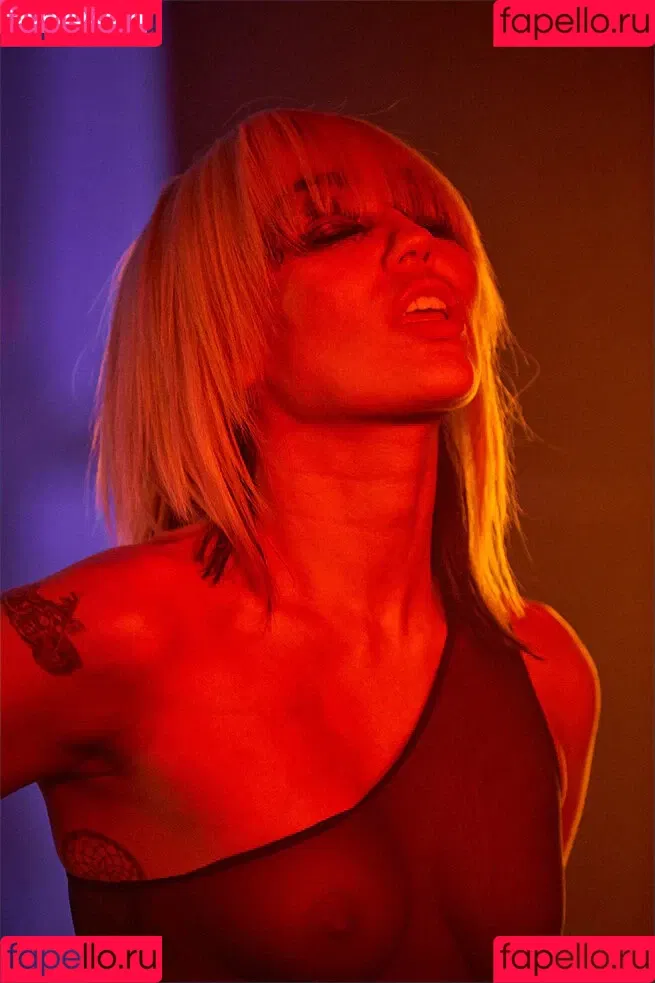Miley Cyrus / MileyCyrus Onlyfans Photo Gallery 