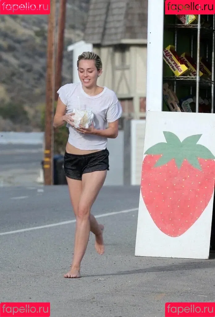 Miley Cyrus / MileyCyrus Onlyfans Photo Gallery 