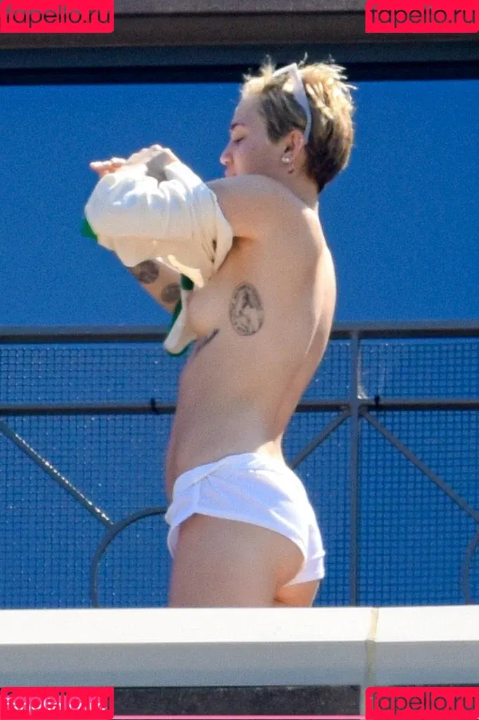 Miley Cyrus / MileyCyrus Onlyfans Photo Gallery 