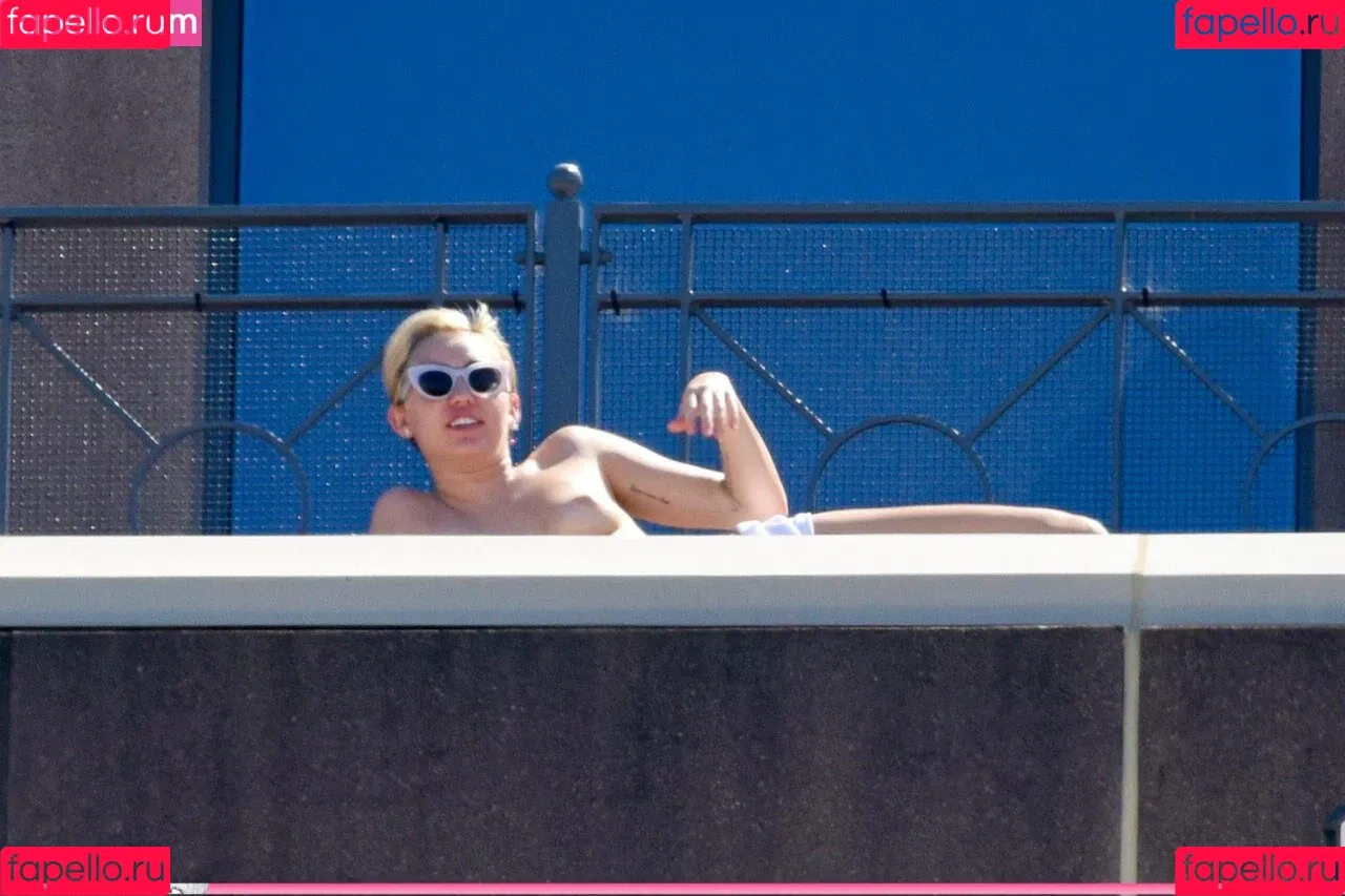 Miley Cyrus / MileyCyrus Onlyfans Photo Gallery 