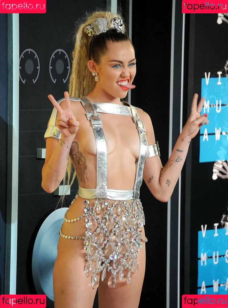Miley Cyrus / MileyCyrus Onlyfans Photo Gallery 