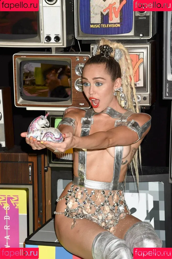 Miley Cyrus / MileyCyrus Onlyfans Photo Gallery 