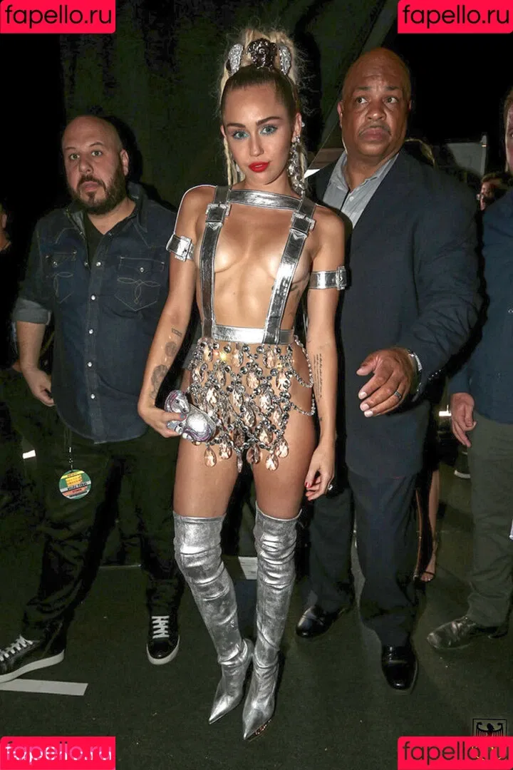 Miley Cyrus / MileyCyrus Onlyfans Photo Gallery 