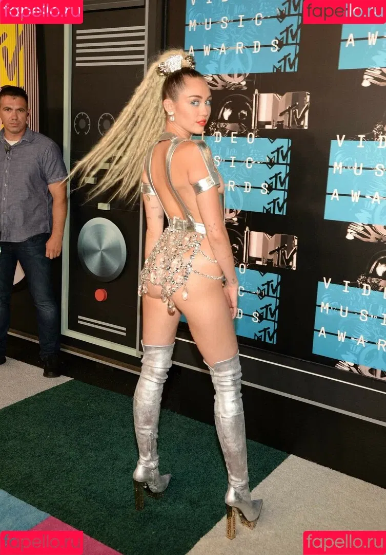 Miley Cyrus / MileyCyrus Onlyfans Photo Gallery 