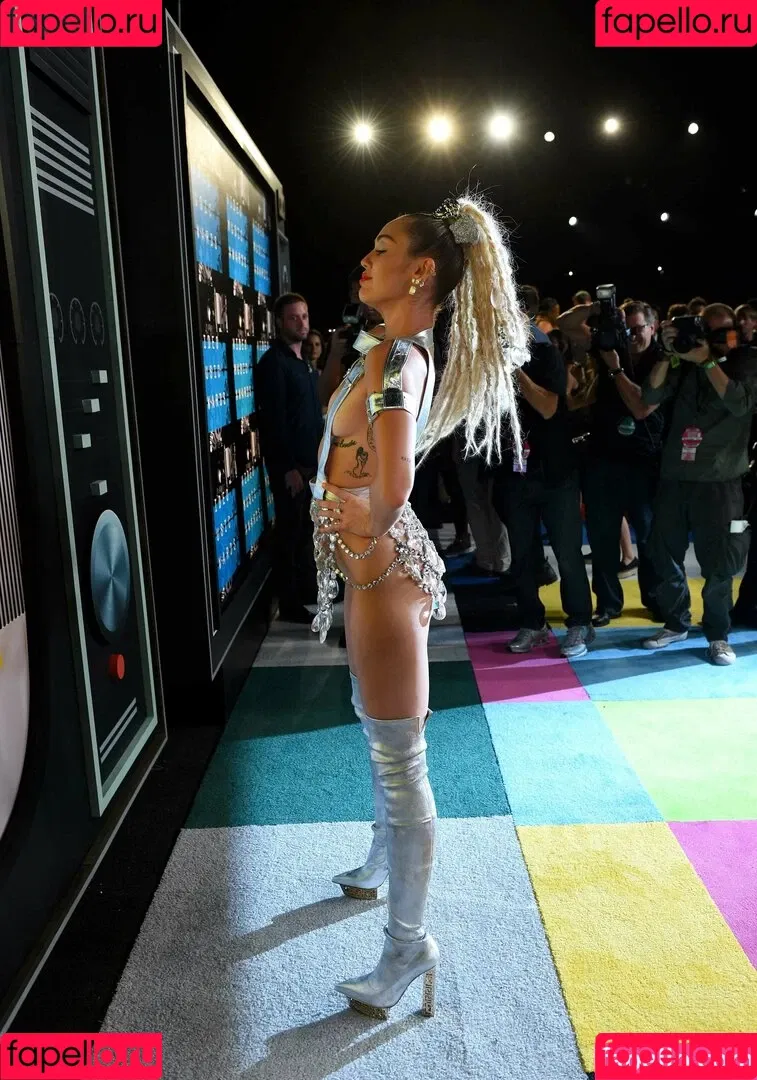 Miley Cyrus / MileyCyrus Onlyfans Photo Gallery 
