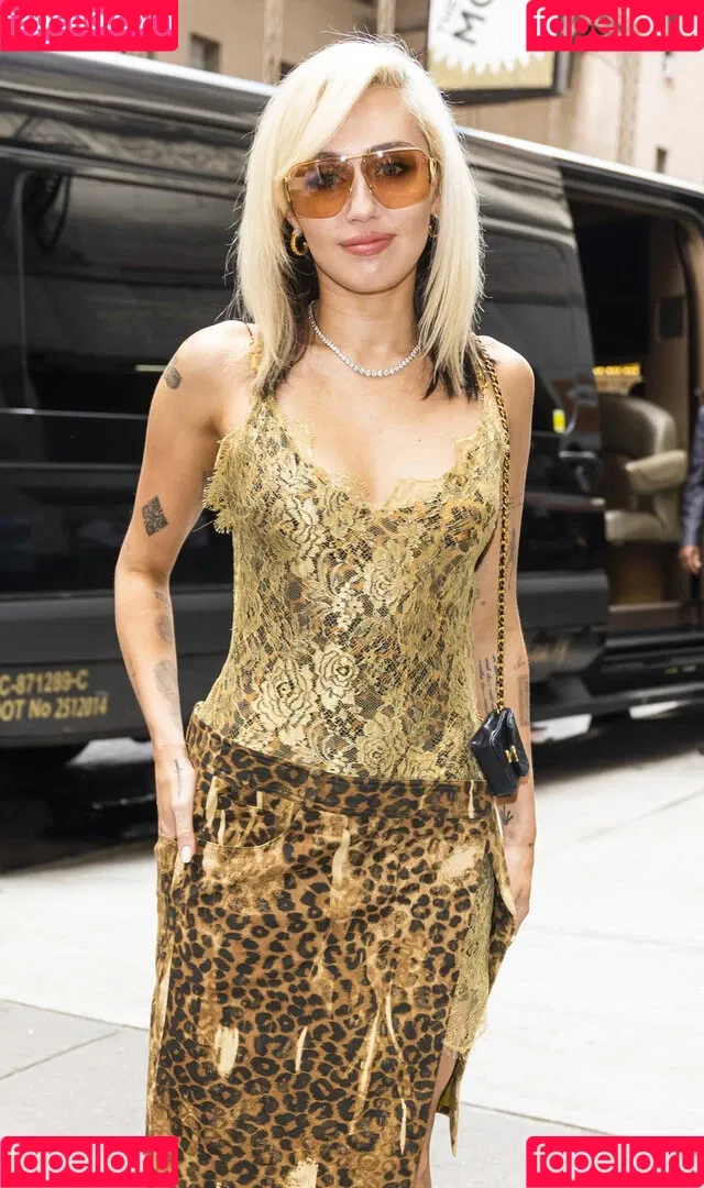 Miley Cyrus / MileyCyrus Onlyfans Photo Gallery 