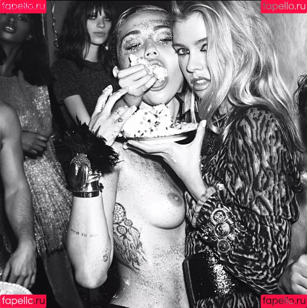 Miley Cyrus / MileyCyrus Onlyfans Photo Gallery 
