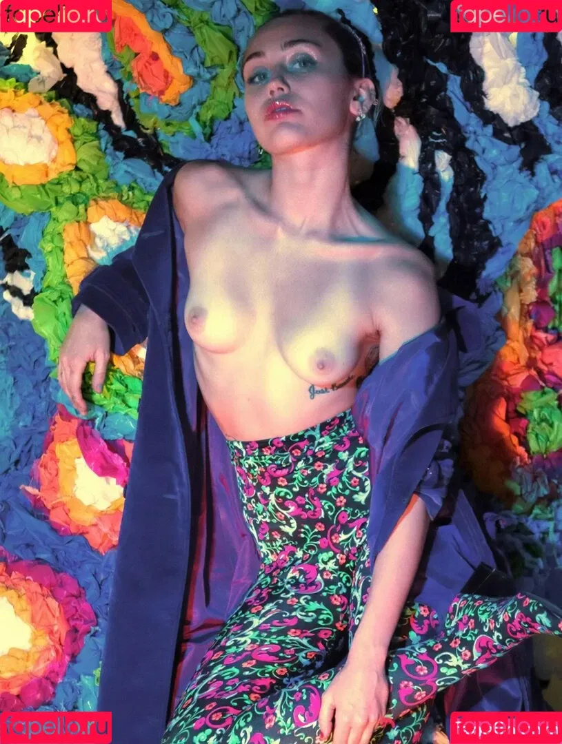 Miley Cyrus / MileyCyrus Onlyfans Photo Gallery 