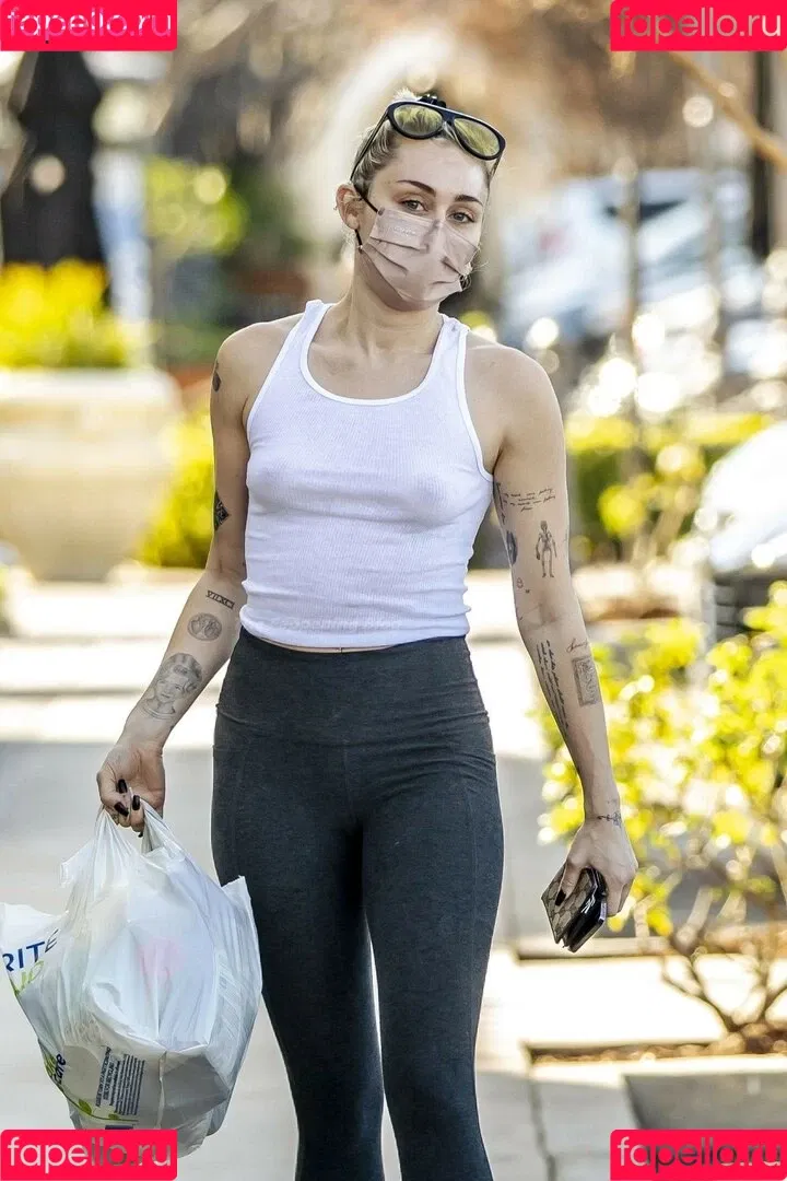 Miley Cyrus / MileyCyrus Onlyfans Photo Gallery 