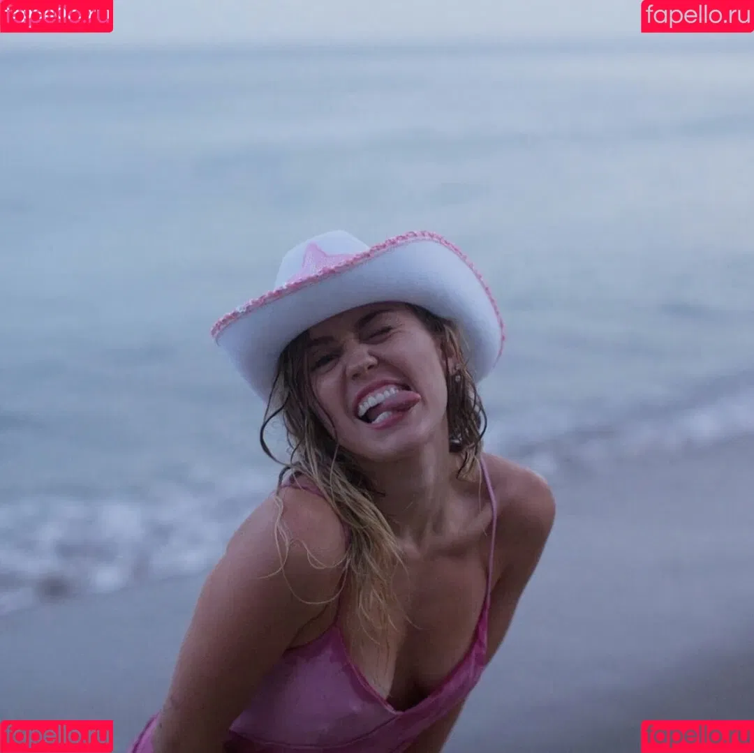 Miley Cyrus / MileyCyrus Onlyfans Photo Gallery 