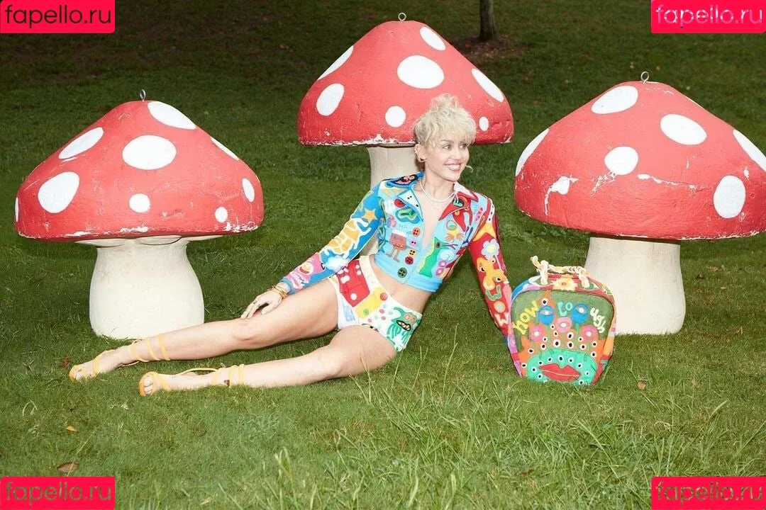 Miley Cyrus / MileyCyrus Onlyfans Photo Gallery 