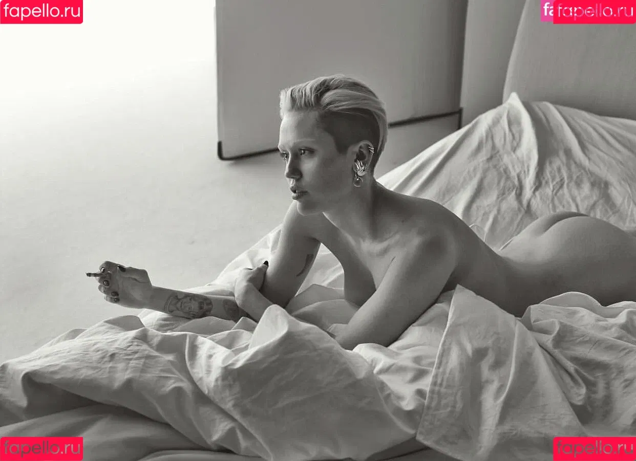 Miley Cyrus / MileyCyrus Onlyfans Photo Gallery 