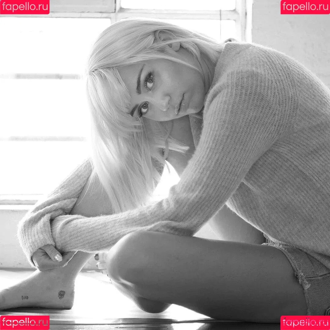 Miley Cyrus / MileyCyrus Onlyfans Photo Gallery 