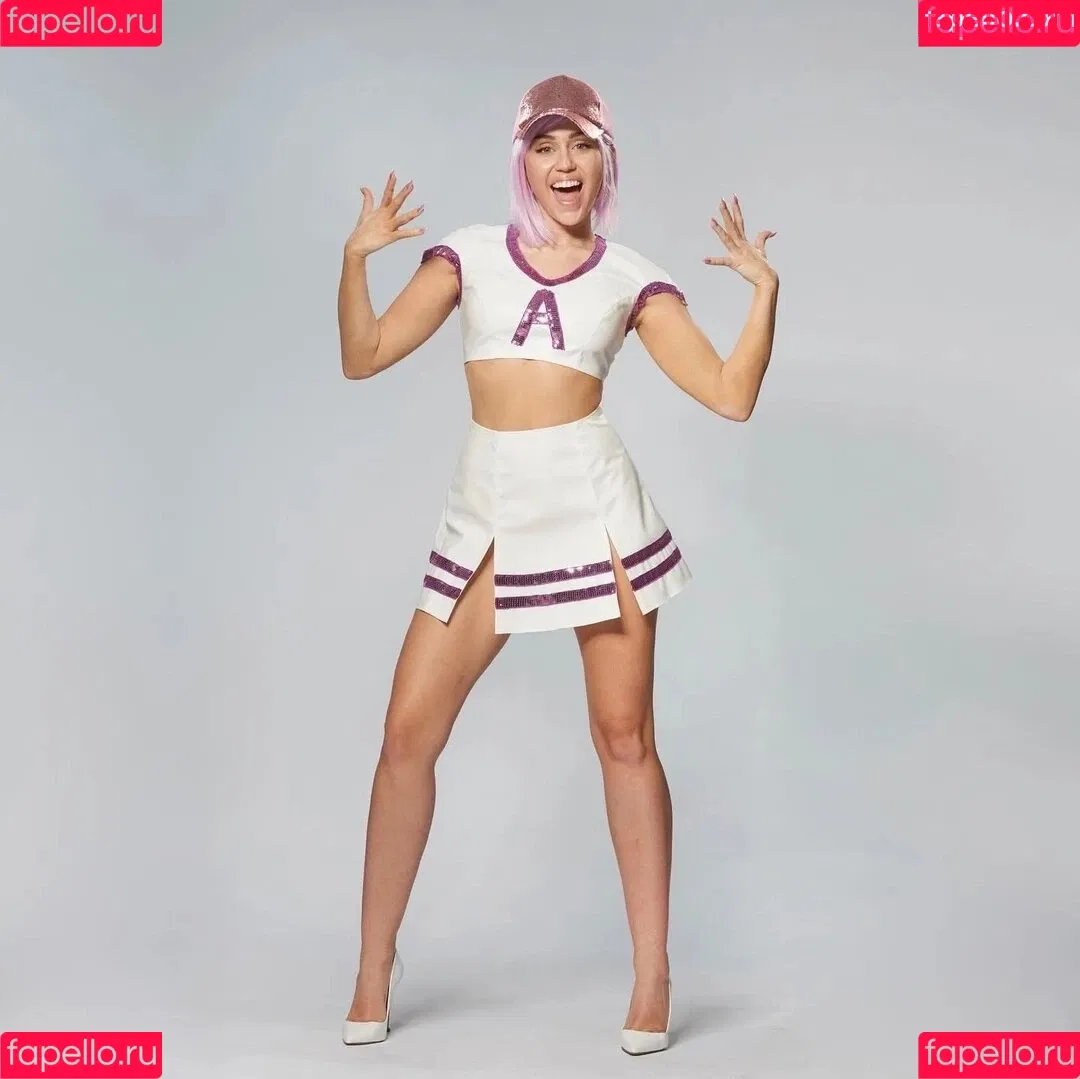 Miley Cyrus / MileyCyrus Onlyfans Photo Gallery 