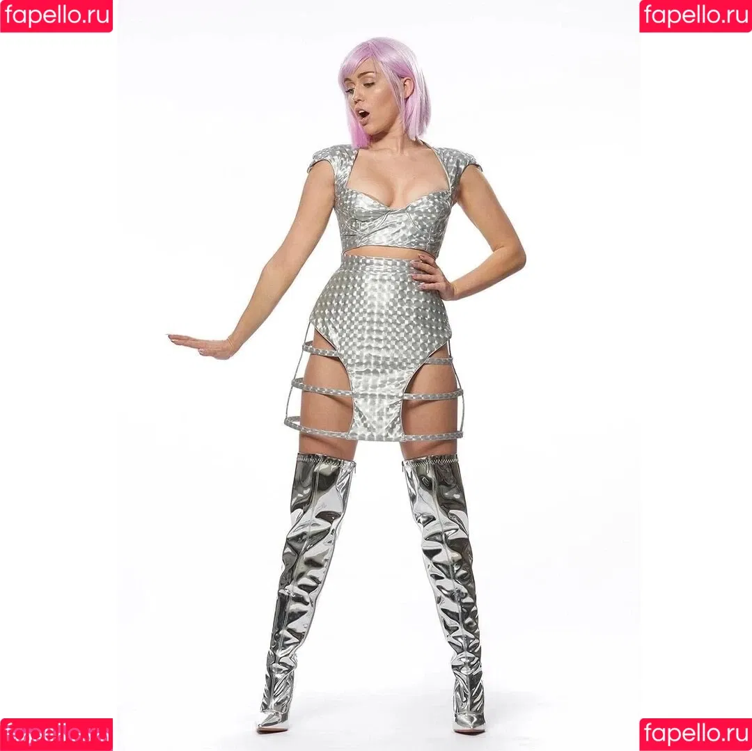 Miley Cyrus / MileyCyrus Onlyfans Photo Gallery 