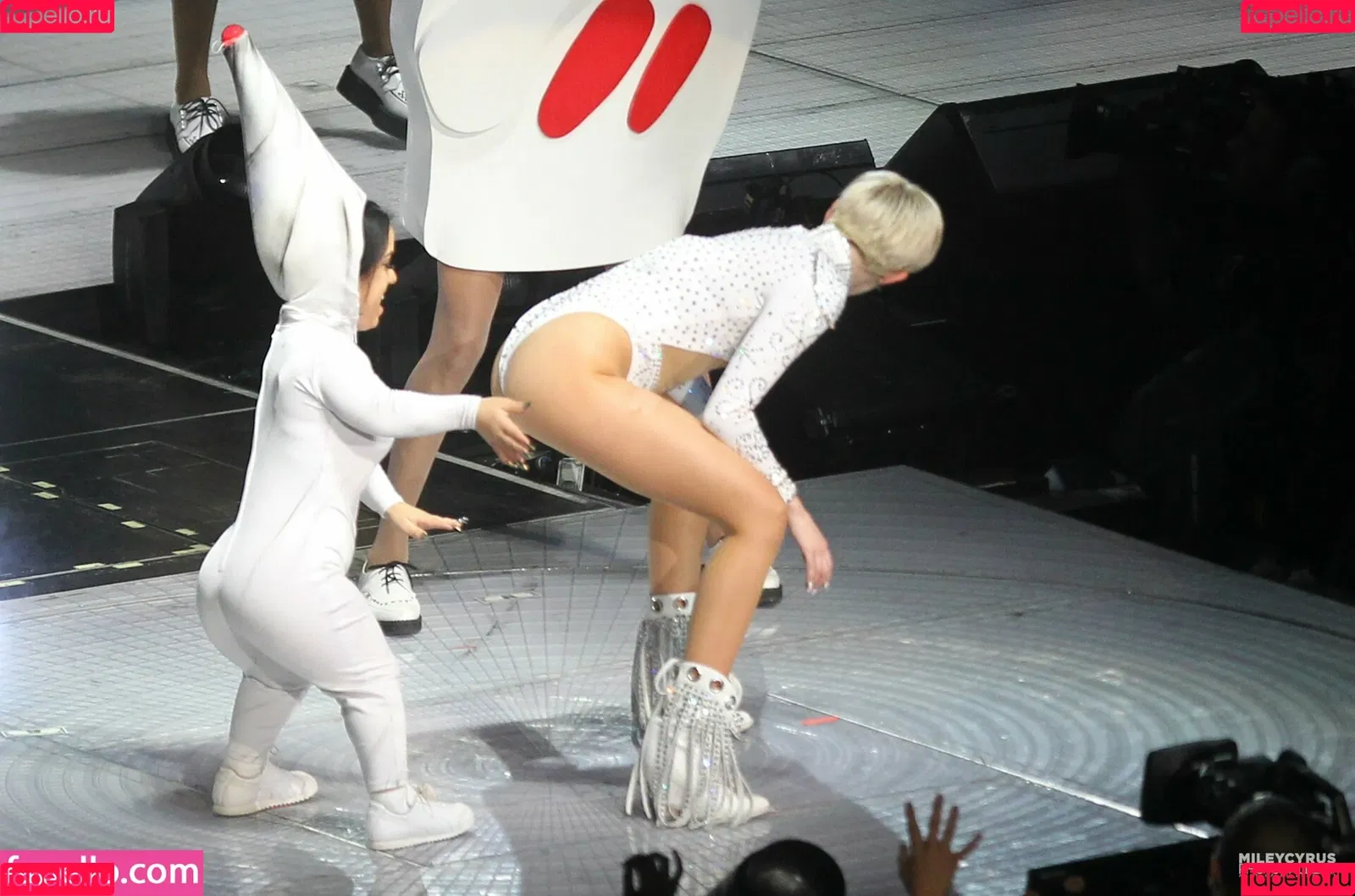 Miley Cyrus / MileyCyrus Onlyfans Photo Gallery 