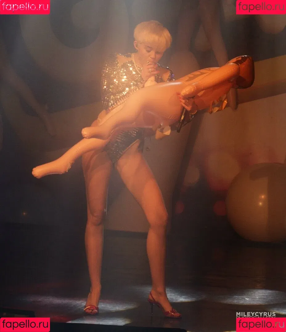 Miley Cyrus / MileyCyrus Onlyfans Photo Gallery 
