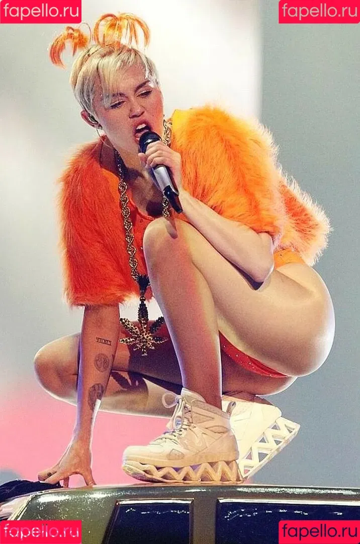 Miley Cyrus / MileyCyrus Onlyfans Photo Gallery 