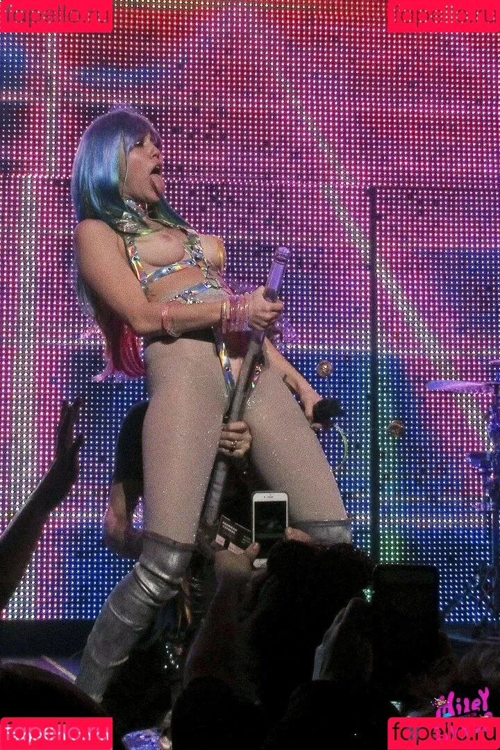 Miley Cyrus / MileyCyrus Onlyfans Photo Gallery 