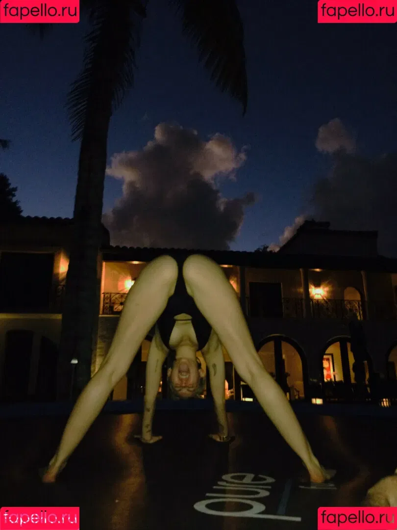 Miley Cyrus / MileyCyrus Onlyfans Photo Gallery 