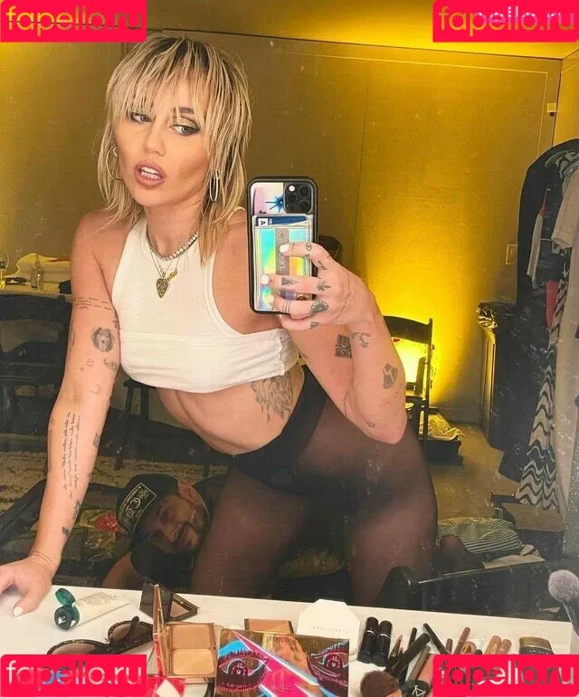 Miley Cyrus / MileyCyrus Onlyfans Photo Gallery 