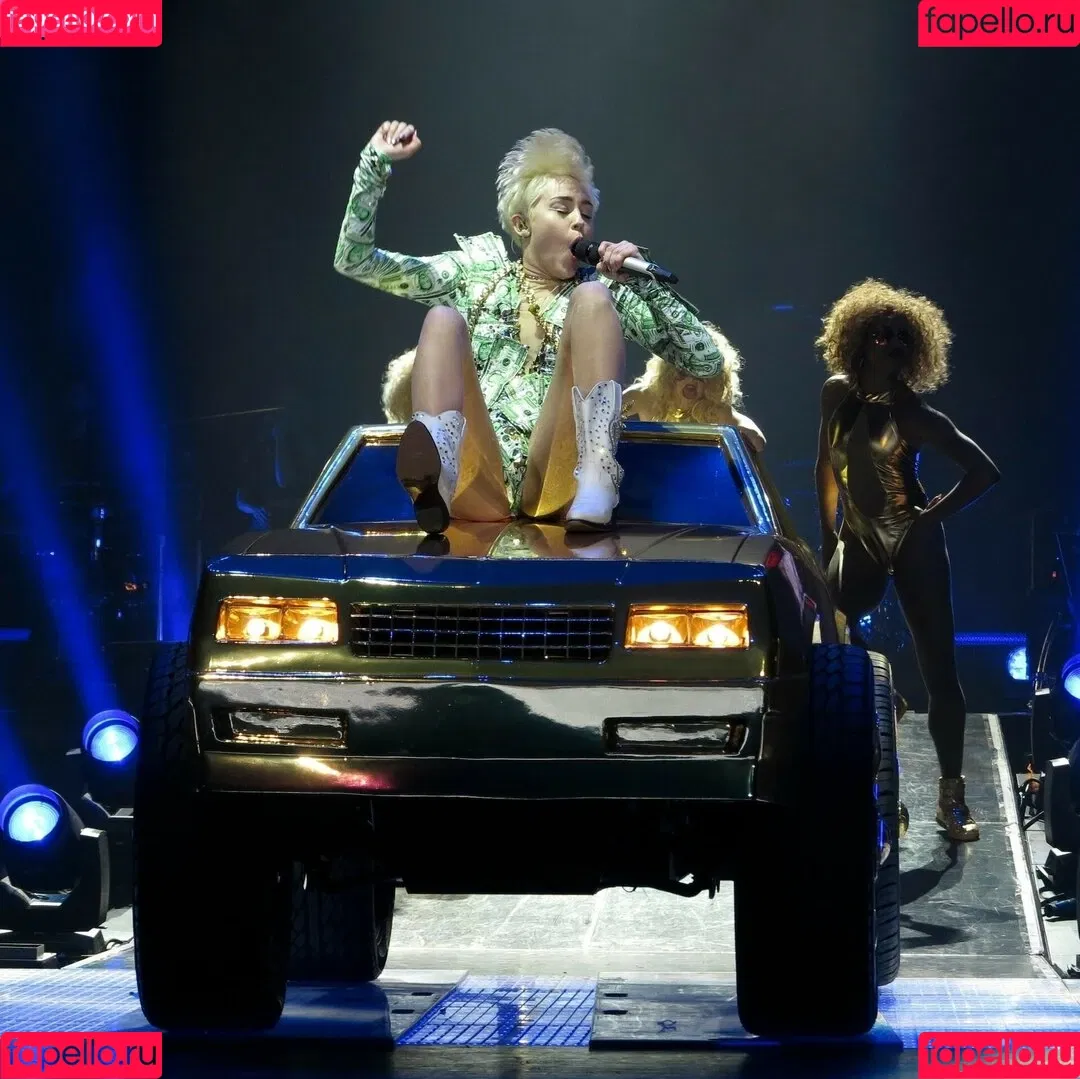Miley Cyrus / MileyCyrus Onlyfans Photo Gallery 