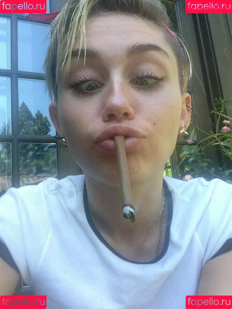 Miley Cyrus / MileyCyrus Onlyfans Photo Gallery 