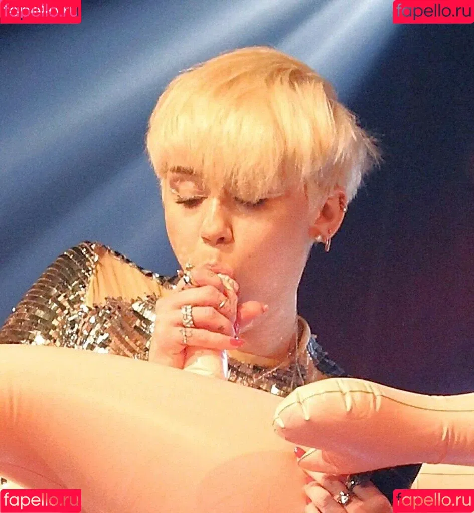 Miley Cyrus / MileyCyrus Onlyfans Photo Gallery 