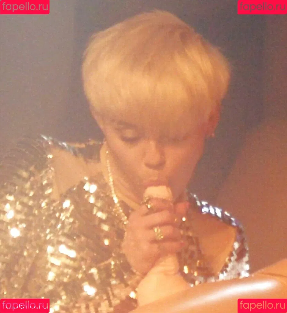 Miley Cyrus / MileyCyrus Onlyfans Photo Gallery 