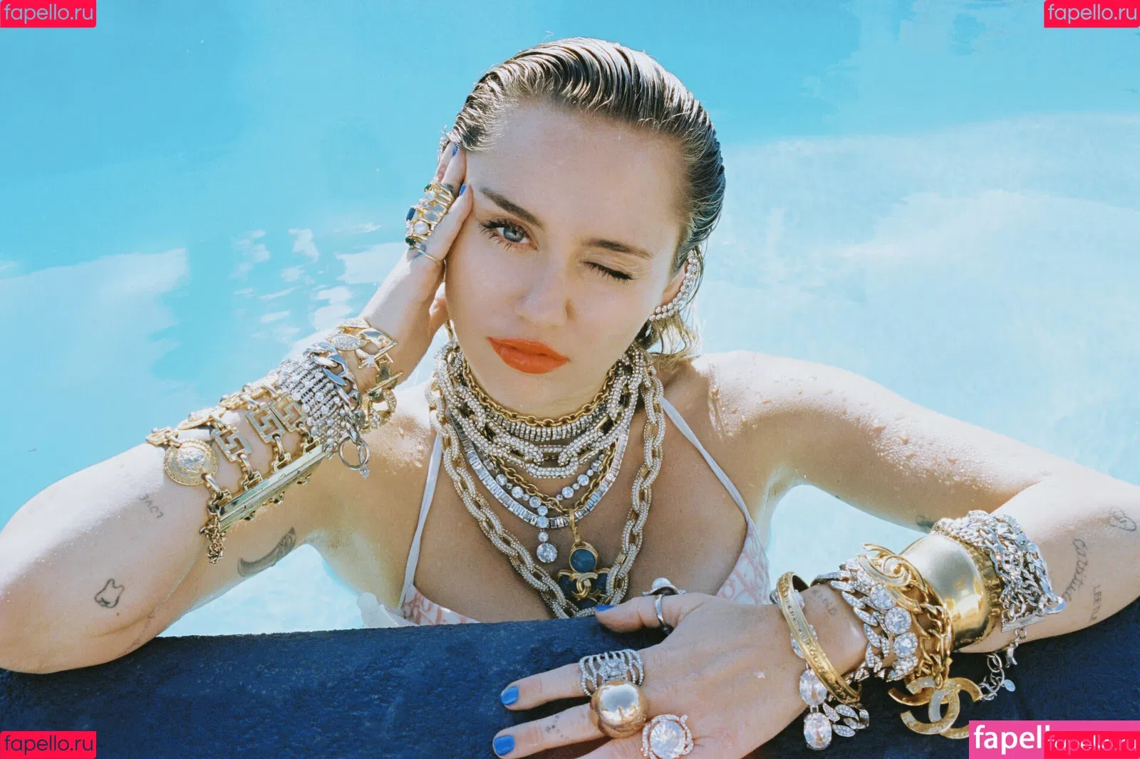 Miley Cyrus / MileyCyrus Onlyfans Photo Gallery 