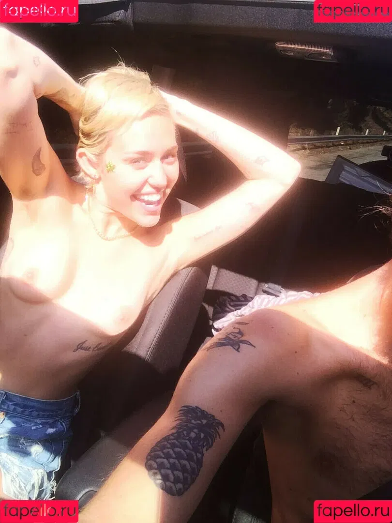 Miley Cyrus / MileyCyrus Onlyfans Photo Gallery 