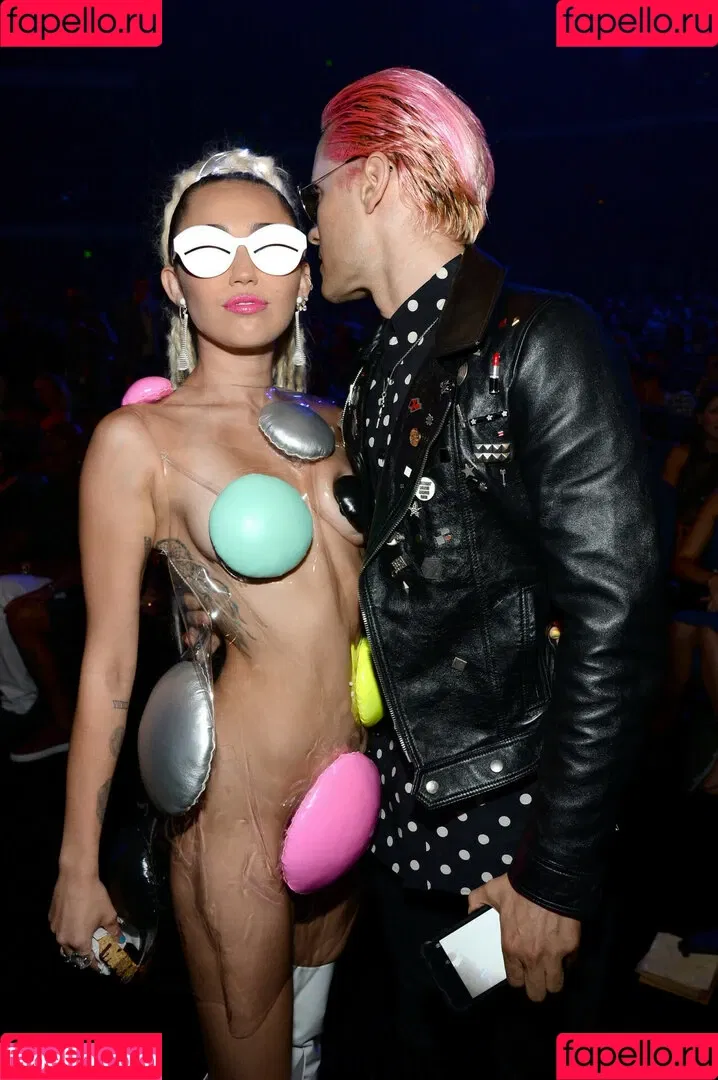 Miley Cyrus / MileyCyrus Onlyfans Photo Gallery 