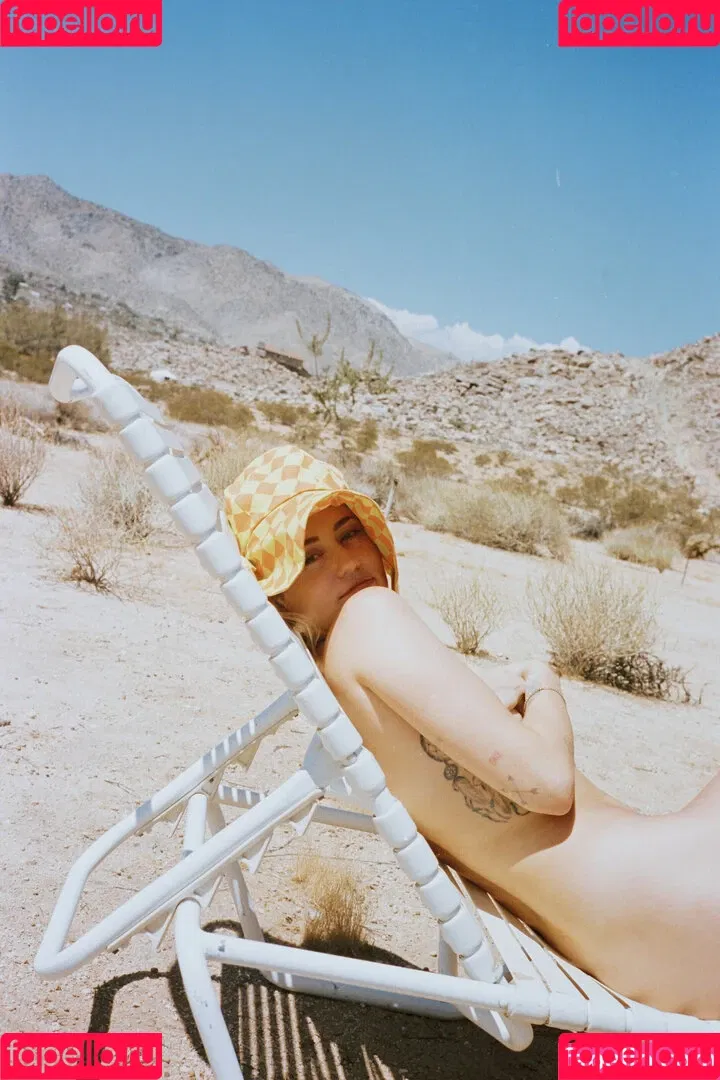 Miley Cyrus / MileyCyrus Onlyfans Photo Gallery 