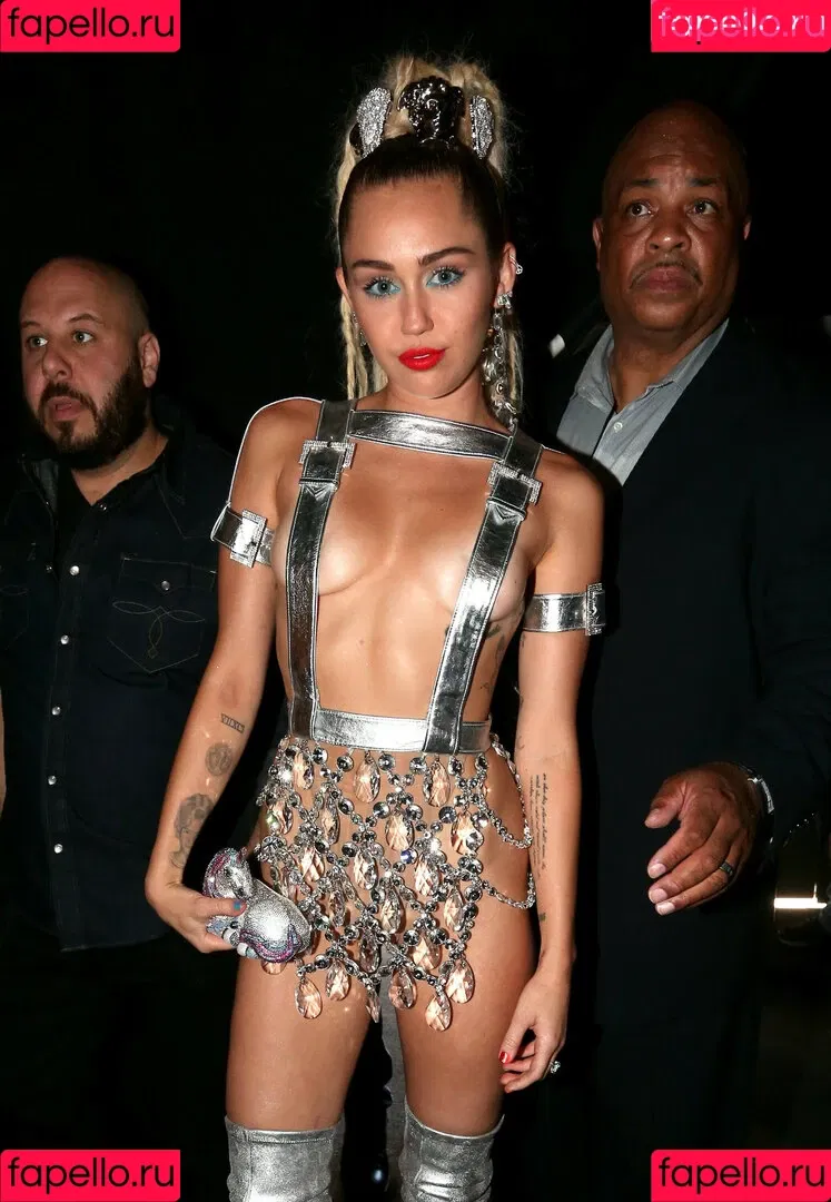 Miley Cyrus / MileyCyrus Onlyfans Photo Gallery 