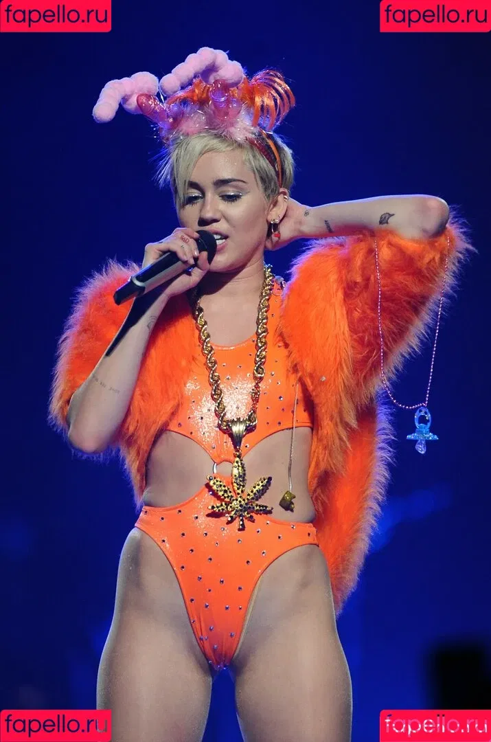 Miley Cyrus / MileyCyrus Onlyfans Photo Gallery 