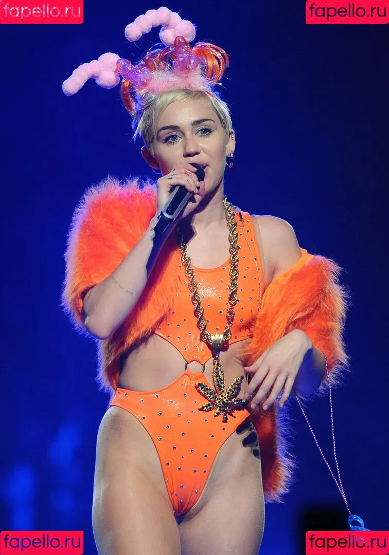 Miley Cyrus / MileyCyrus Onlyfans Photo Gallery 