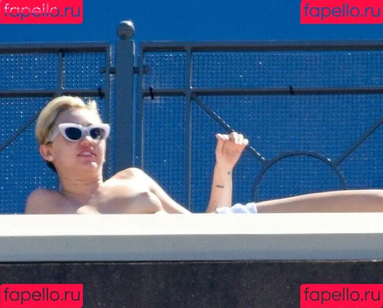 Miley Cyrus / MileyCyrus Onlyfans Photo Gallery 