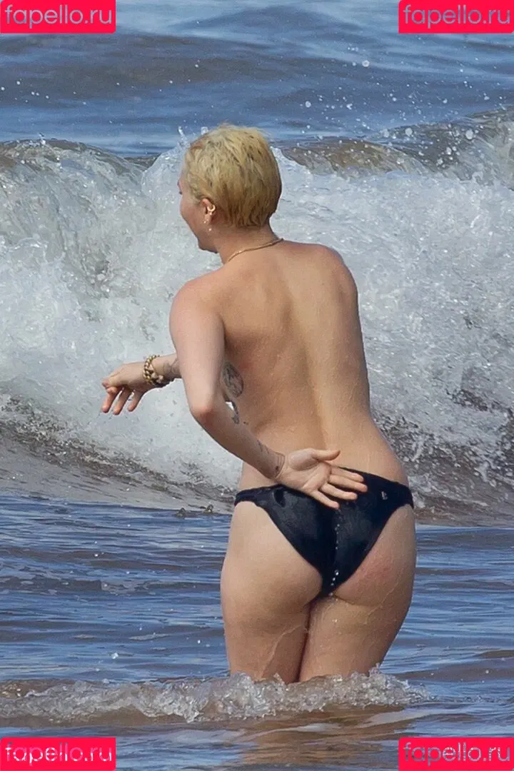 Miley Cyrus / MileyCyrus Onlyfans Photo Gallery 