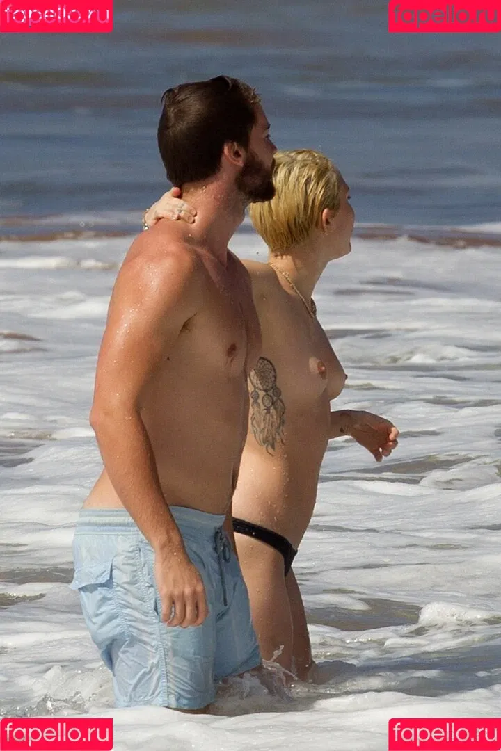Miley Cyrus / MileyCyrus Onlyfans Photo Gallery 