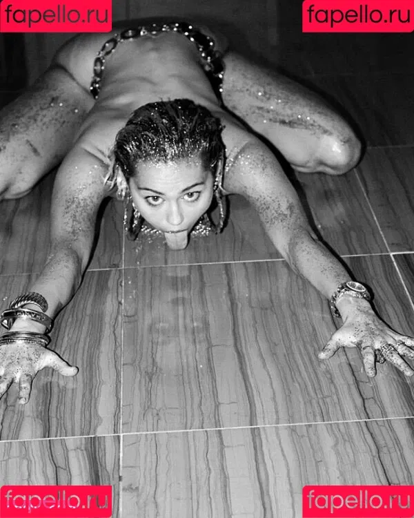 Miley Cyrus / MileyCyrus Onlyfans Photo Gallery 